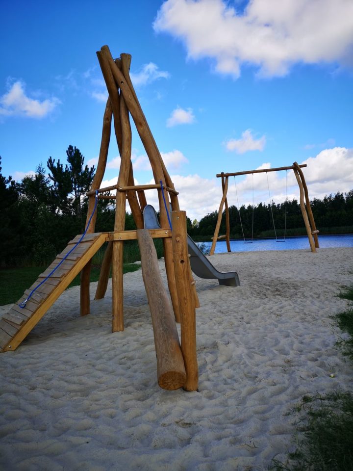 Spielplatz-Riesenschaukel-am-See