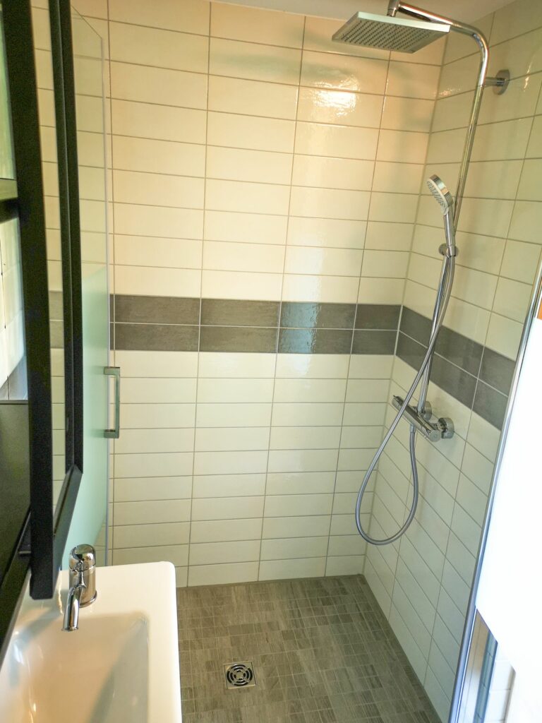 Privates Badezimmer mit großer Dusche