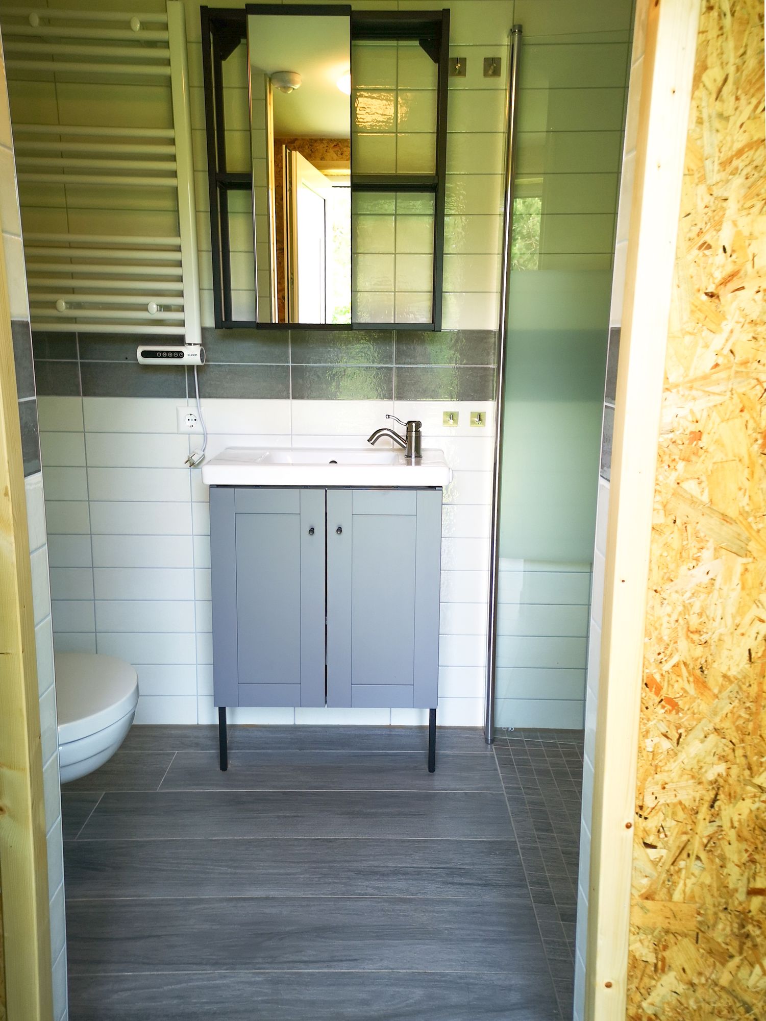 Modernes privates Badezimmer mit großer Dusche - EMSLAND-CAMP