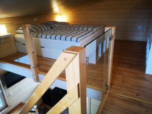Gemütlicher Schlafbereich mit großem 180cm Bett unterm Dach