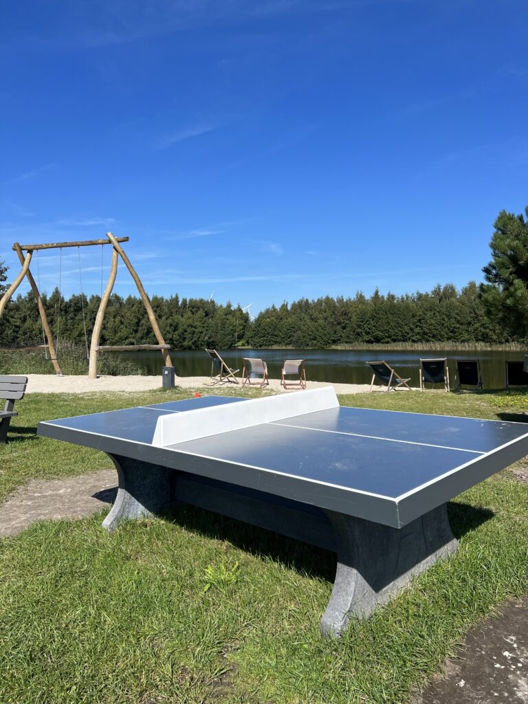 Tischtennisplatte am See im EMSLAND-CAMP 