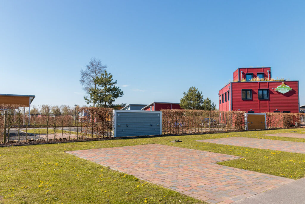 Stellplätze vor der Schranke mit Gemeinschaftssanitär im Emsland-Camp